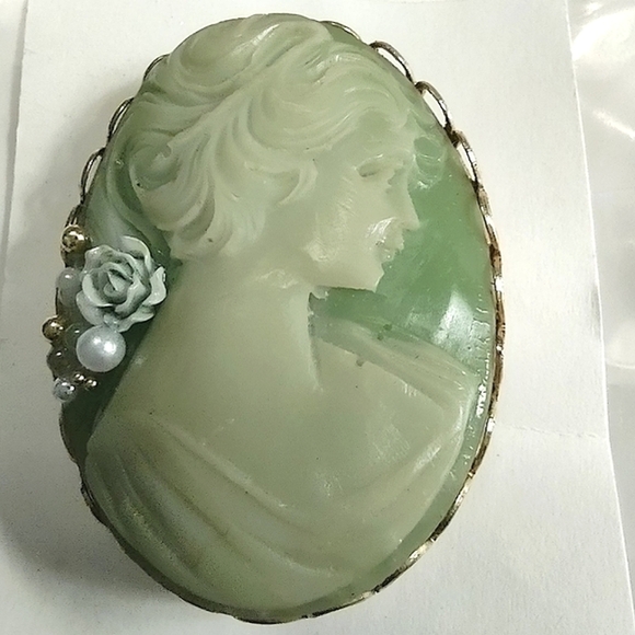 Antiqued Green & Ivory Cameo Brooch Right Face - Picture 1 of 8